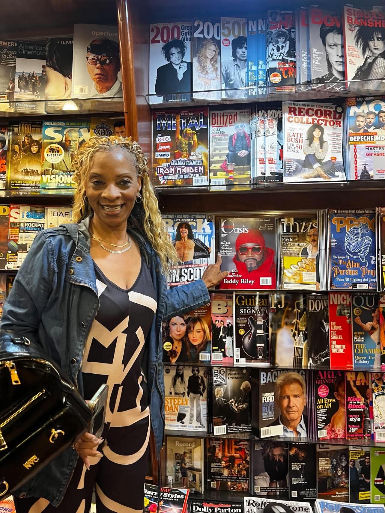 The publisher of Oasis Montagé pointing to her own issue on the shelf at Magazine Cafe in New York